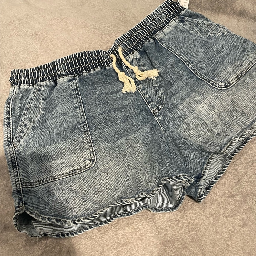 Maurices stretchy waist shorts